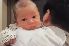 横抱哭竖抱笑，小婴儿到底藏着怎样的“小心思”？或是聪明的表现图片