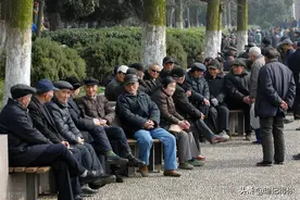 79岁哥哥街上遇见67岁妹妹，买包送她，一辈子有这样“哥哥”真好图片