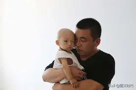 1岁男童眼睛肿胀，送医查出“癌症之王”，爸爸猛扇自己耳光图片