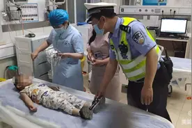 幼童摔伤头部命悬一线 石家庄交警8分钟紧急送医图片
