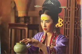 《花木兰》新剧照曝光，刘亦菲古装对镜贴花黄，身穿盔甲英气十足图片