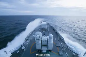 浪尖起舞！看淮南舰踏浪出击图片