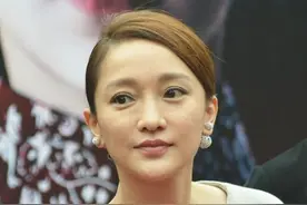 女人到了40岁：洗脸时做这2个简单动作，皮肤细腻更年轻图片
