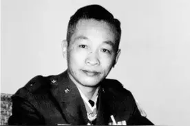 身边的秘书给毛主席点了一根烟，毛主席连忙将他调走，这是为何？图片