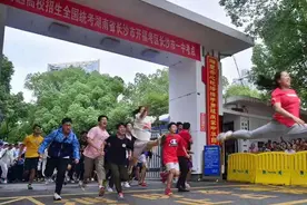 出考场跳一字马的女孩是健美操特长生图片