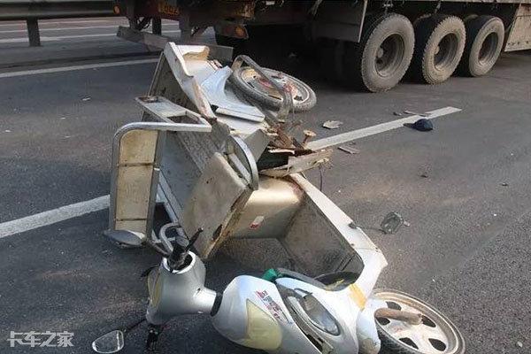 电动车闯红灯撞货车，卡车司机责任有多大