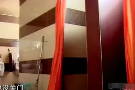 女保洁没敲门进男浴室拿工具 无意撞见领导洗澡，被罚款2000元图片