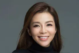 47岁朱迅被疑高龄怀二胎，录节目腹部微隆，身体状况引网友关注图片