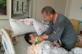 67岁老人高龄产女2年，现状曝光：纵有退休金1万，仍带娃直播赚钱图片