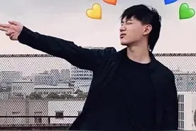 Fly当年在餐厅当服务员，兰兰还是看上了他？看五年前照片懂了图片