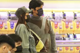 陈乔恩和男友逛街买衣服看电影，约会日常惬意如“老夫老妻”图片
