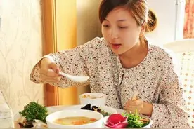 坐月子喝鸡汤也有讲究，要分清楚吃的是公鸡和母鸡，差别真的很大图片