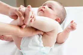 纸尿裤和拉拉裤有什么区别？时期不同选择不同，别给孩子穿错了图片