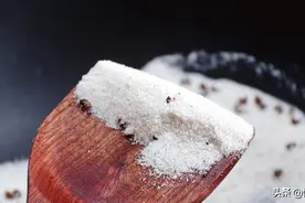 鸡腿不用煮，把盐炒黄，撒点盐抹一下，放在通风地方晾晒7天图片
