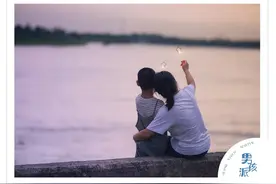 2张照片给厌学的孩子：别等被社会毒打，才知道读书的幸福图片