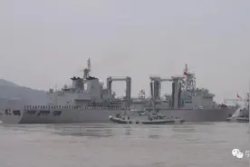 大型军舰进出港，一“拖”一“顶”全靠它图片