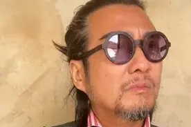 57岁“太白金星”孙兴显落魄，满脸胡渣装疯卖傻，2次婚内出轨图片