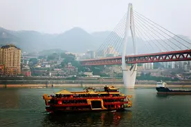 忆重庆｜一座山与桥搭建在雾间的城，还有一个走不出记忆的角落图片