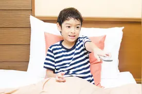 孩子喜欢看电视，别着急，这样引导很容易让他爱上阅读，亲测有效图片