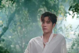 街坊偶遇王嘉尔，他的口语水平竟高达9分图片