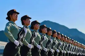 女孩当兵前的体检，严格的程度让人超乎想象图片