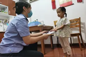 真棒！杭州市行政区划调整后，钱塘区首本新居民身份证签发图片