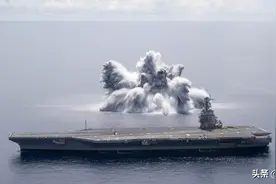 炸了！美军在航母旁引爆高爆炸药，相当于2万磅炸药，威力骇人图片