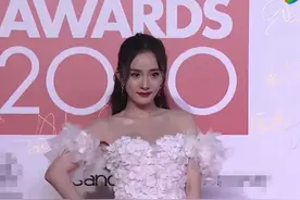 风尚大典红毯：唐嫣水墨裙美翻，杨幂仪态太差，白鹿江疏影拼性感图片