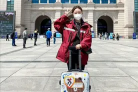 援鄂美女护士身份造假？！ 官方回应：她不是医疗工作者 也不是医疗卫生系统的图片