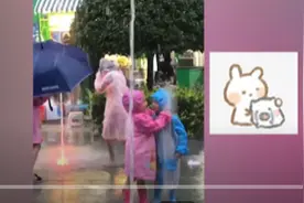 暖心！弟弟被撞倒姐姐“怒吼”对方还抱弟弟安慰图片