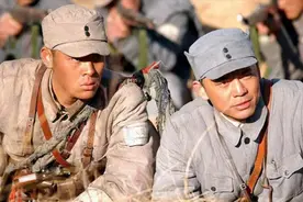 八路军帽子上有2颗扣子，虽然看着别扭，作用却很大图片