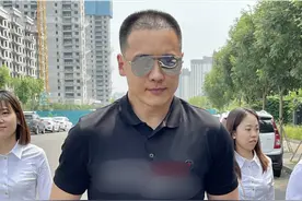 高云翔现身法院开庭，精神抖擞自称从未输过，头顶斑秃一大片图片