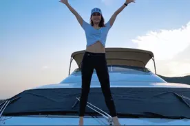 黎姿穿T恤潜水裤豪轮上留影，从香港女神变为总裁，49岁风韵犹存图片