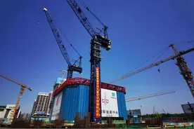 西北首款空中造楼机正式启用 西安新地标丝路中心进入快速建设期图片