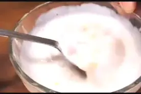 草莓酱新吃法，“拌奶”，酸甜滑爽，比果味酸奶好喝图片