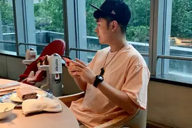 陈赫带两个女儿吃饭，晒二女儿正面照，胖嘟嘟的，比姐姐更像爸爸图片