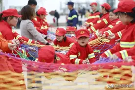 萌娃来袭！平江向日葵幼儿园举行“消防总动员”亲子活动图片