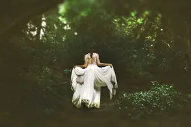 女人这三个身体动作，是对你有意思的暗示图片
