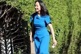 孟晚舟穿宝蓝色套裙亮相，成熟气质优雅大气，精致时尚又有高级感图片