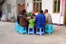 太和睦！四川一女子炒完菜去找孩子，发现孩子已经在邻居家吃上了图片