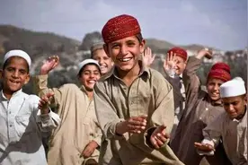 在巴基斯坦旅游时，在街上可不要随便伸手，不然随时可能多个老婆图片