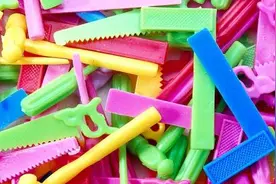 给孩子选玩具要特别的注意  很多玩具在材质上存在安全隐患图片