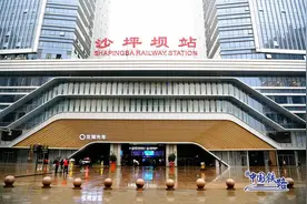 全国首个“复兴号穿楼”景观来了！还提供时刻表图片