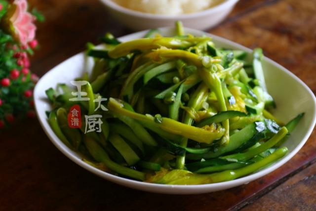 炒黄花菜方法（黄花菜和它一起下锅炒）