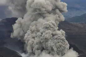 美国三座火山同时喷发，地球是在变天吗？会有更大的危机出现吗？图片