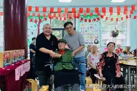 德云社高峰、杨鹤通慰问老人，引发网友热议，又一次领先相声同行图片