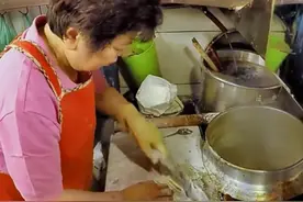 韩国路边的拌面小摊，老板纯手工制作的面条，顾客都坐不下了图片