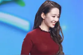 吉娜反手摸肚脐轻而易举，小蛮腰让人羡慕图片