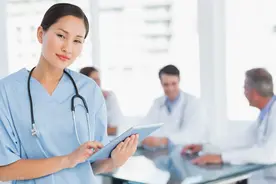 我是一名医生，前夫搂着那女人来生孩子的时候，医院只有我在值班图片