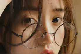 搞笑GIF：来呀，互相伤害呀谁怕谁图片